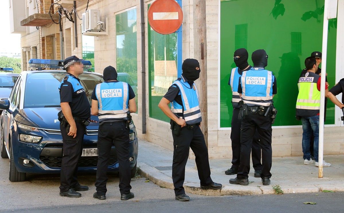 Agents de la Policia Local d'Amposta encaputxats col·laborant en l'operació del 28 de juny contra el tràfic de drogues amb la Policia Nacional. 