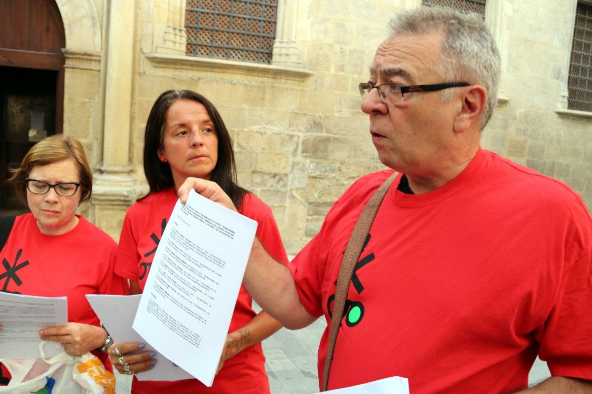 Els portaveus de Trens Dignes, amb Josep Casadó mostrant el conveni signat per a la creació de la Taula de Mobilitat de les Terres de l'Ebre