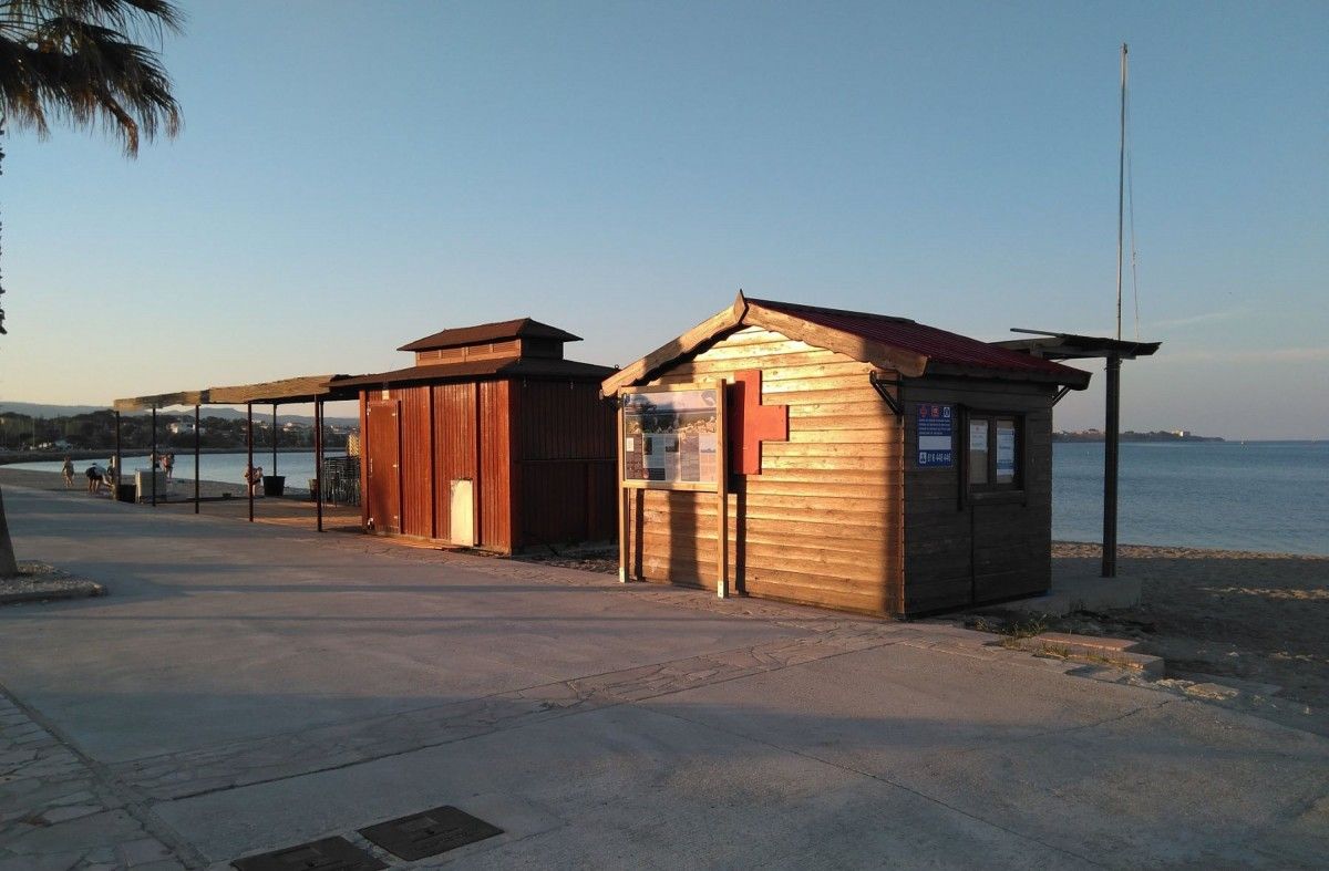El panell informatiu instal·lat a la platja de l'Arenal, a l'Ampolla