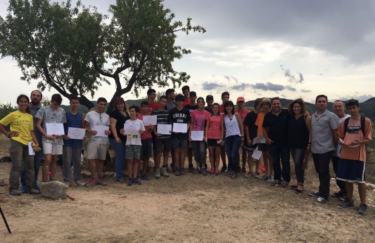 La directora general de Joventut, Marta Vilalta, ha visitat el camp de treball d'arqueologia al Pinell de Brai 