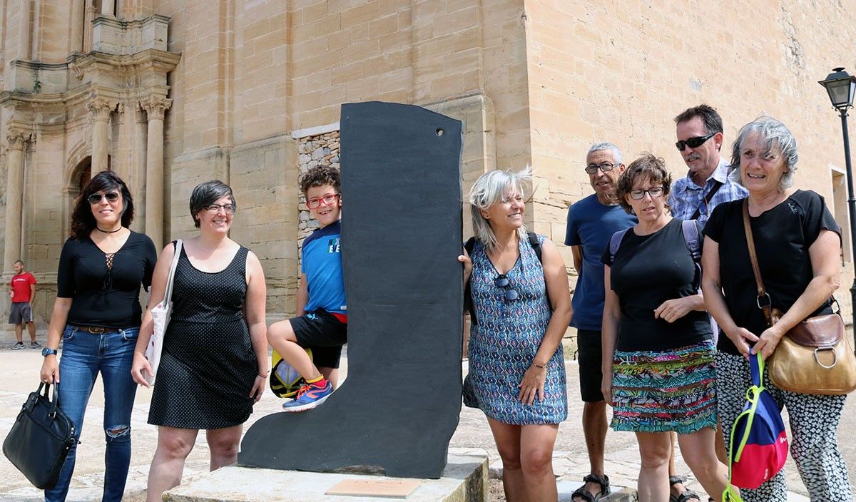 La diputada de la CUP, Mireia Boya, i altres assistents a la roda de premsa sobre la memòria històrica, a la plaça de l'església vella de Corbera d'Ebre.