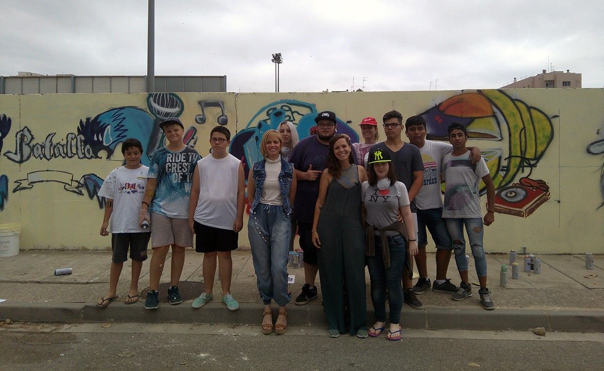 Alumnes del curs de graffitis impartit per Lily Brik.