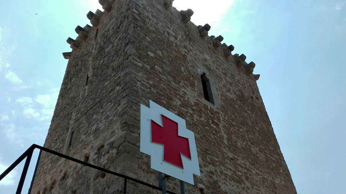 Façana de la torre de Campredó durant la intervenció artistica duta a terme per Jaume Vidal.