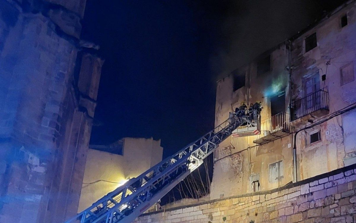 Els bombers durant les tasques d'extinció de l'incendi d'una casa al Nucli Antic de Tortosa 