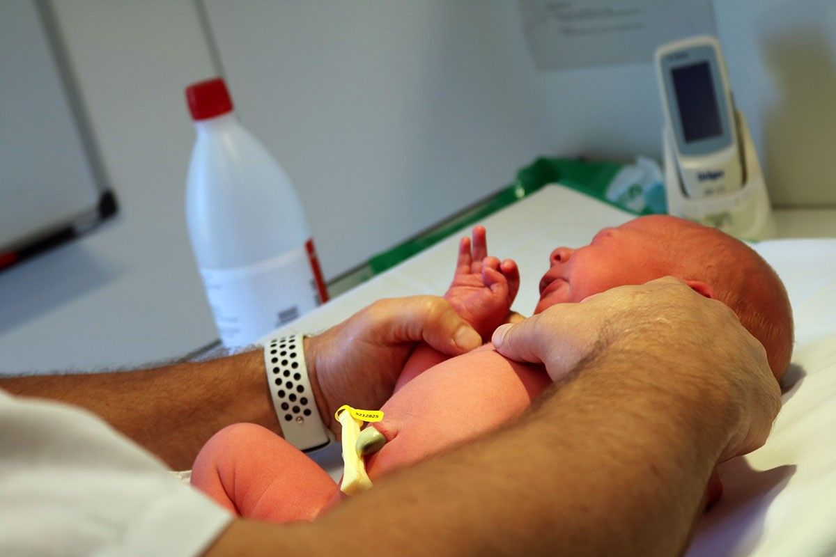 Imatge d'arxiu d'un nadó a l'àrea de pediatria d'un hospital.
