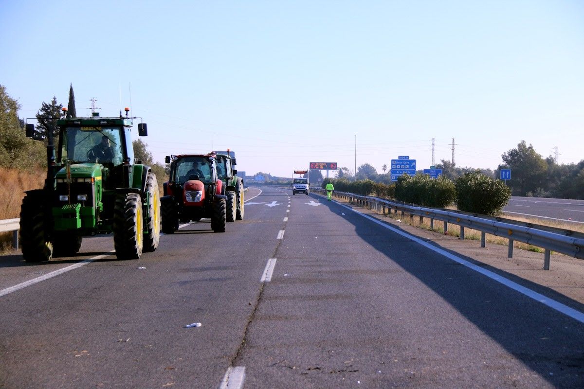 Un grup de tractors abandonant l'autopista AP-7 per la sortida de l'Aldea 