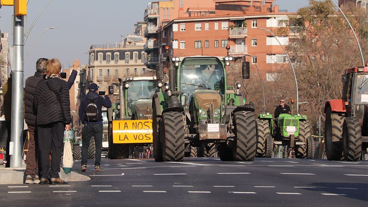 La rebuda als pagesos arribats d'arreu de Catalunya, amb aplaudiments i mostres de suport.
