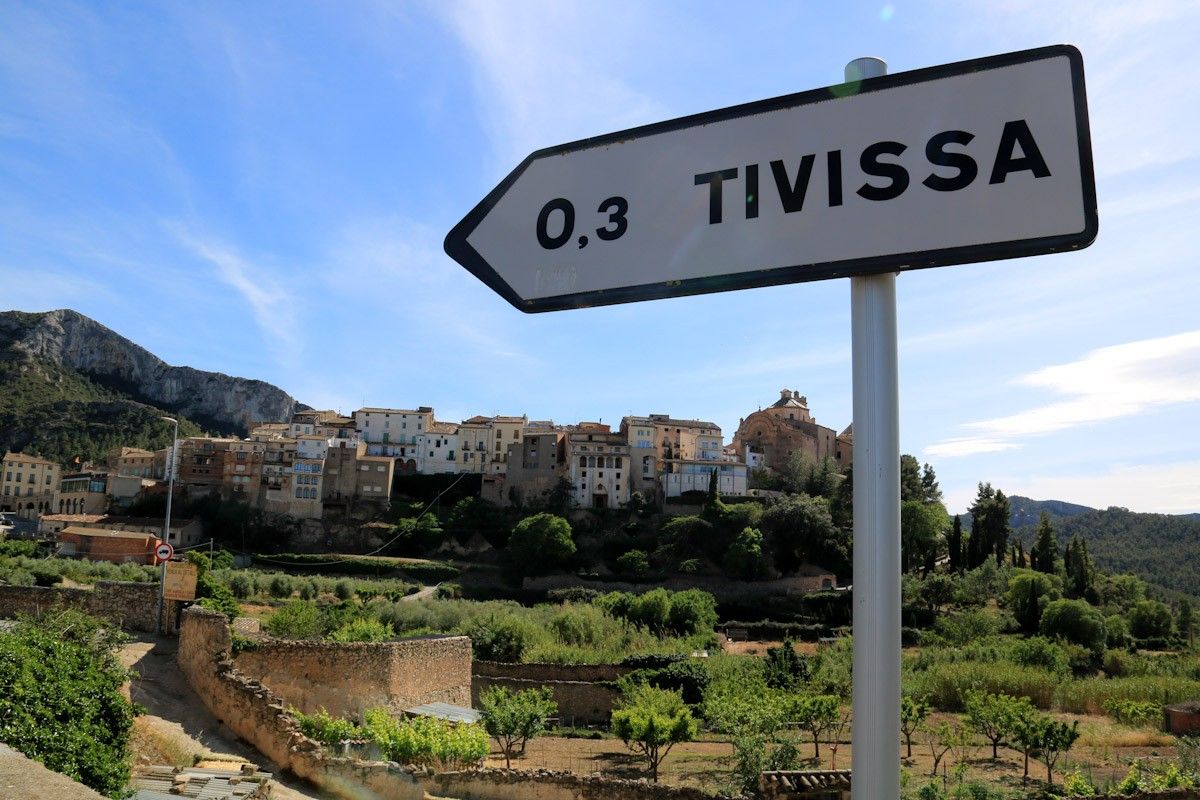 Cartell de Tivissa davant del municipi  