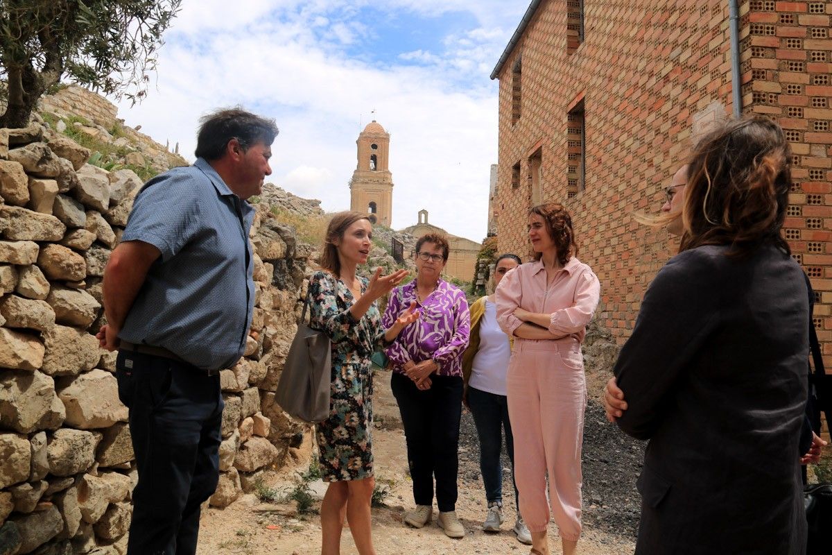 L'alcalde en funcions de Corbera d'Ebre, Antonio Álvarez, i la consellera de Justícia, Gemma Ubasart, visitant el Poble Vell  