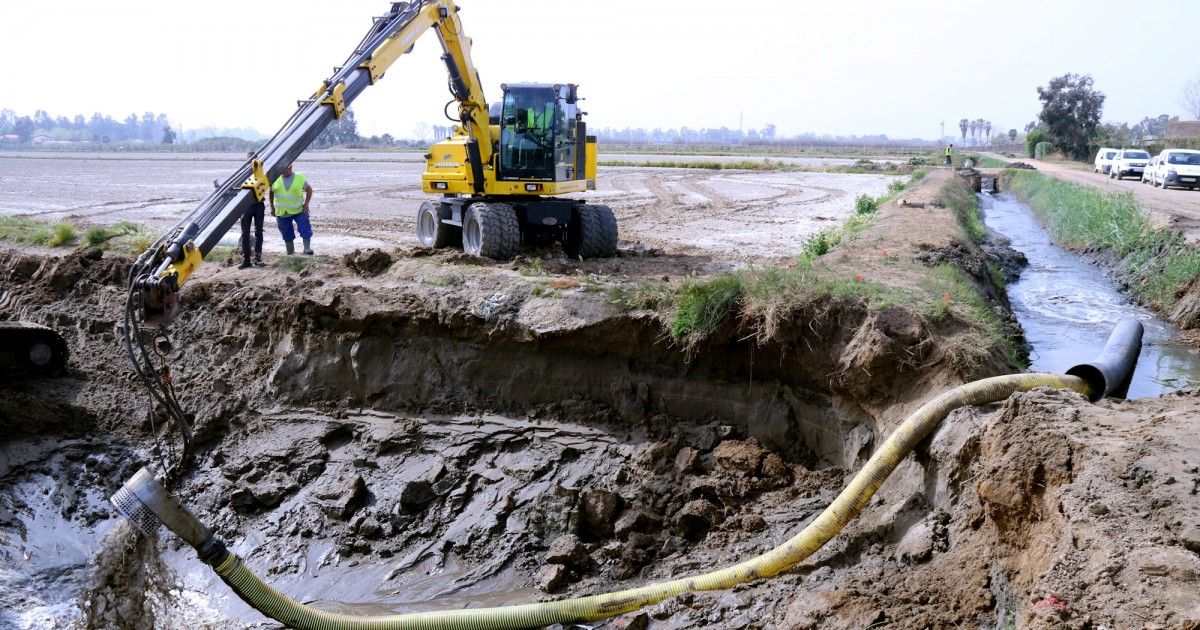 Extracció d'aigua salada del forat del pou que recollirà el drenatge de 60 hectàrees d'arrossars de Deltebre