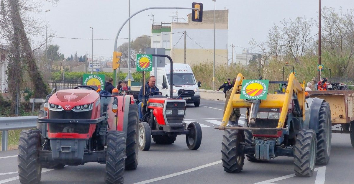 Els pagesos ebrencs tallen la C-12 a Tortosa en protesta per l'alt cànon que paguen per l'aigua