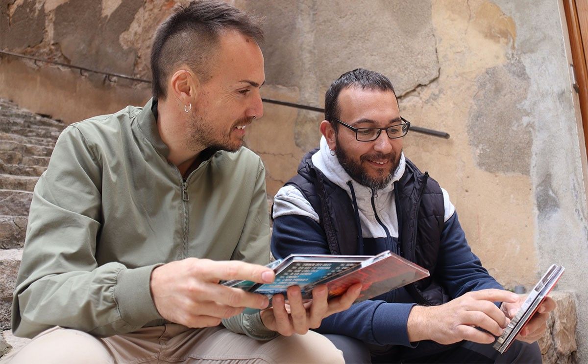 Roman Borràs i Joan Farnós mirant alguns dels discos publicats.