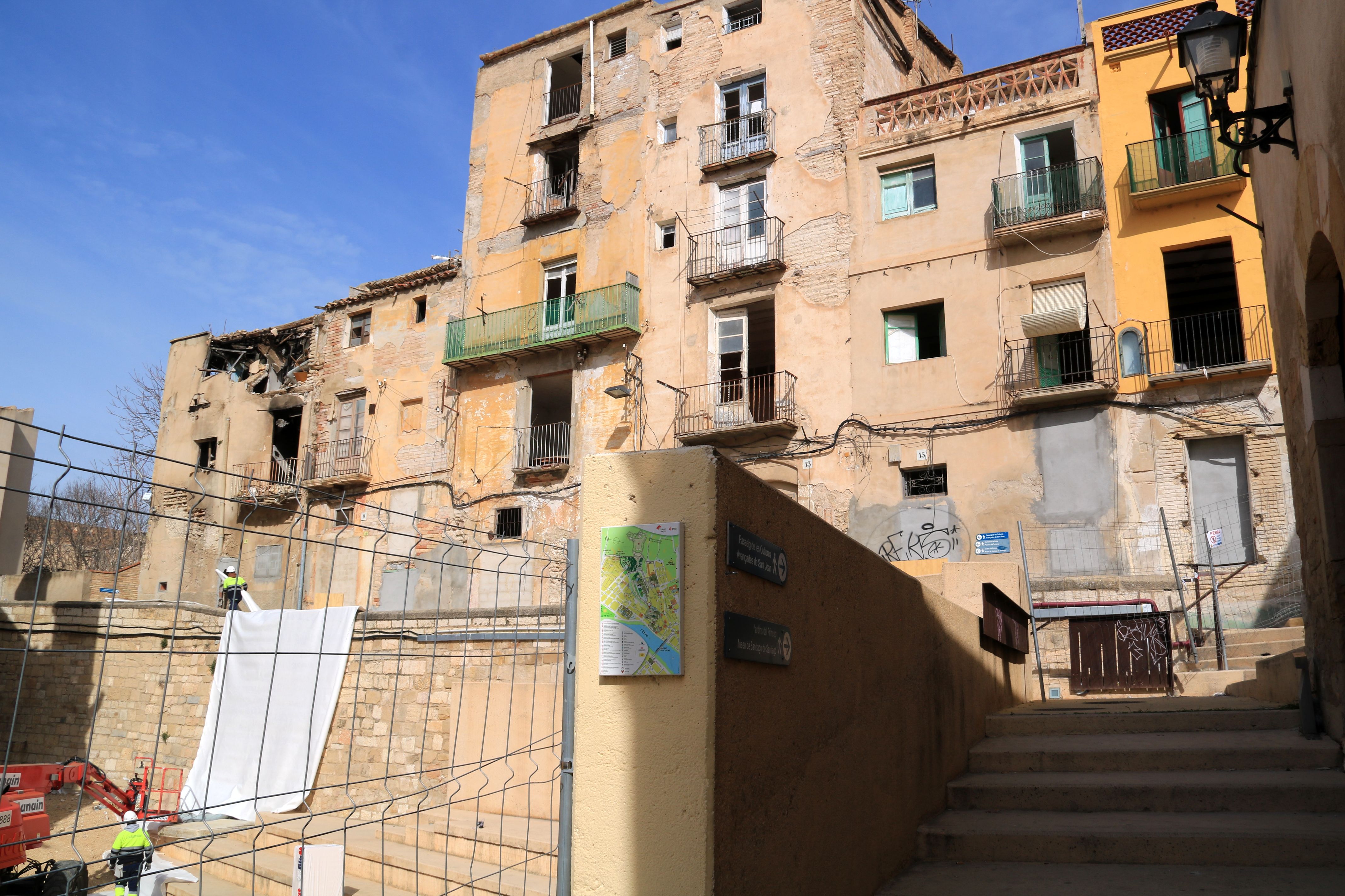 Façanes de les cases de l'Absis de Tortosa que s'enderroquen per estat de ruïna imminent