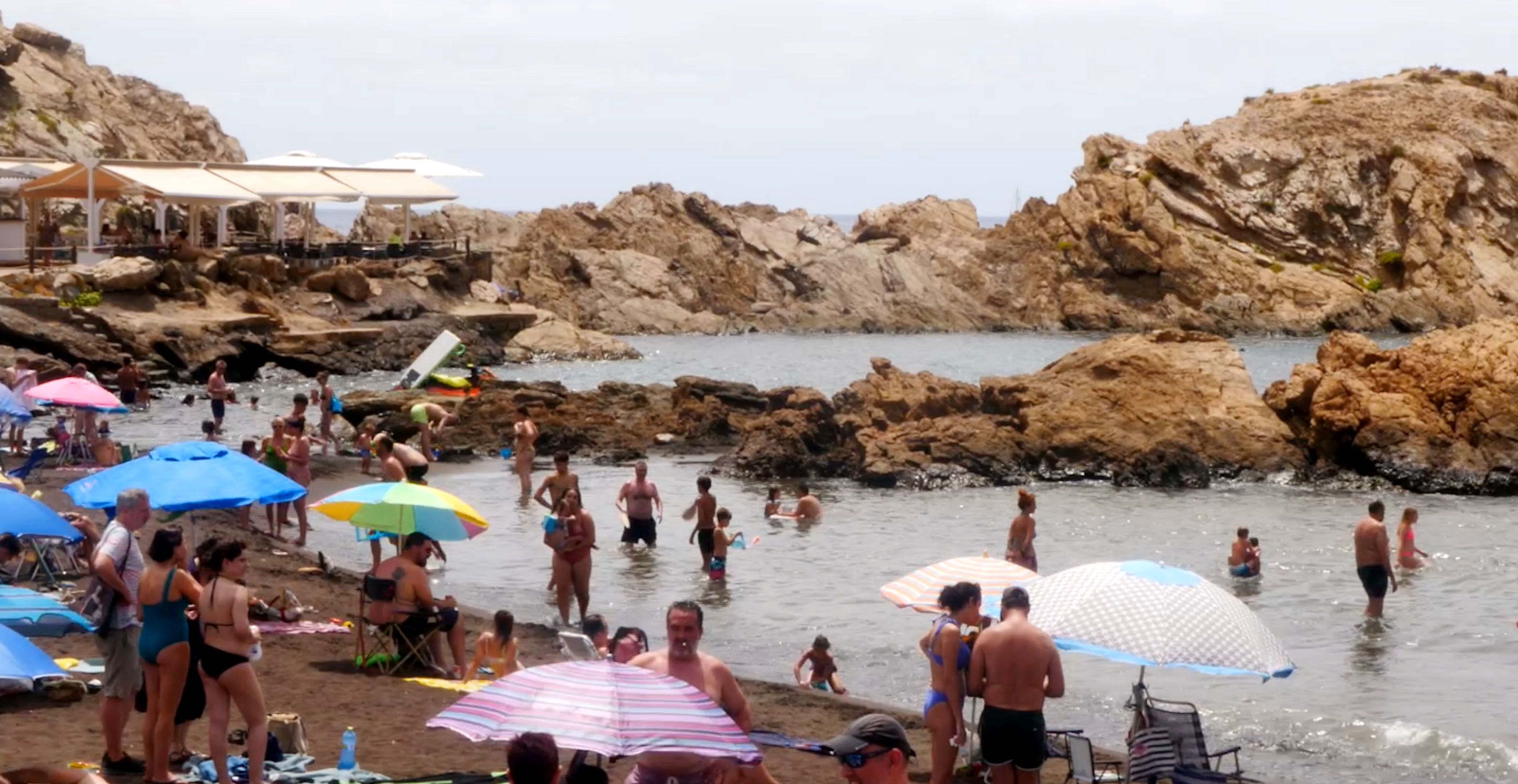 Una platja del mediterrani, un dels suport audiovisuals de l'òpera