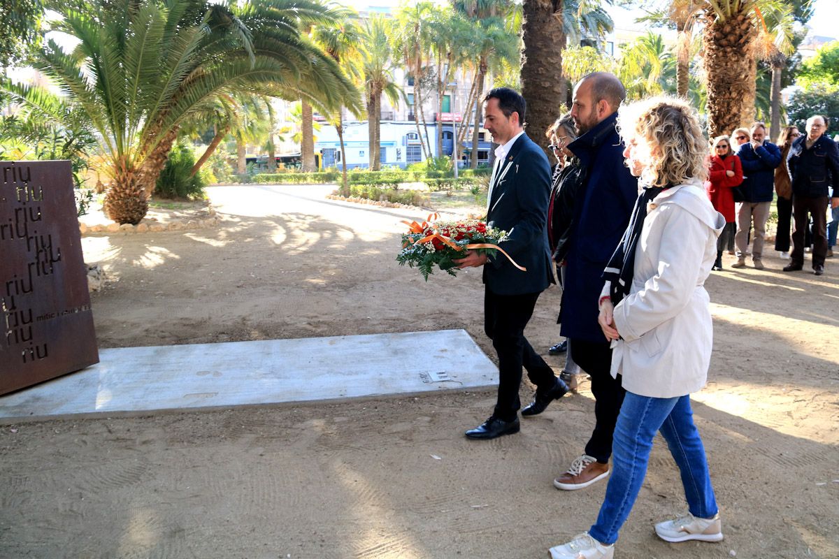 L'alcalde de Tortosa, Jordi Jordan, i representants dels grups municipals i de la Generalitat fent una ofrena floral pel desè aniversari de la mort de Gerard Vergès