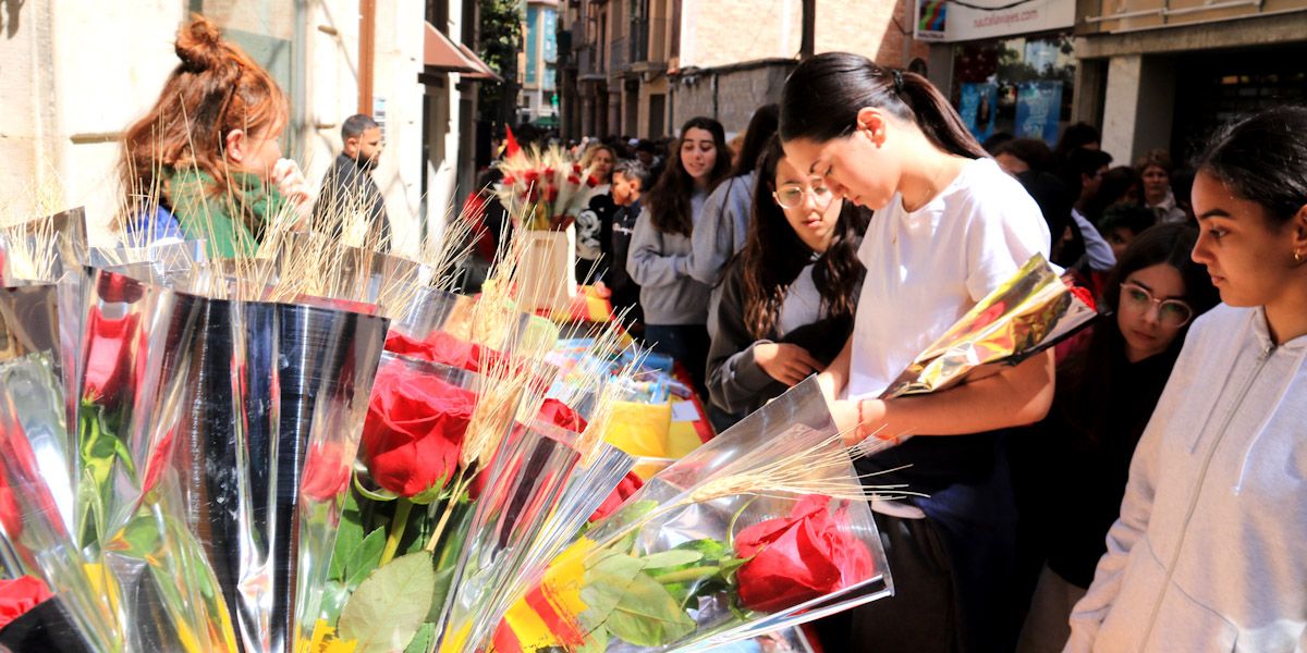 Unes noies compren roses al carrer Sant Blai de Tortosa 