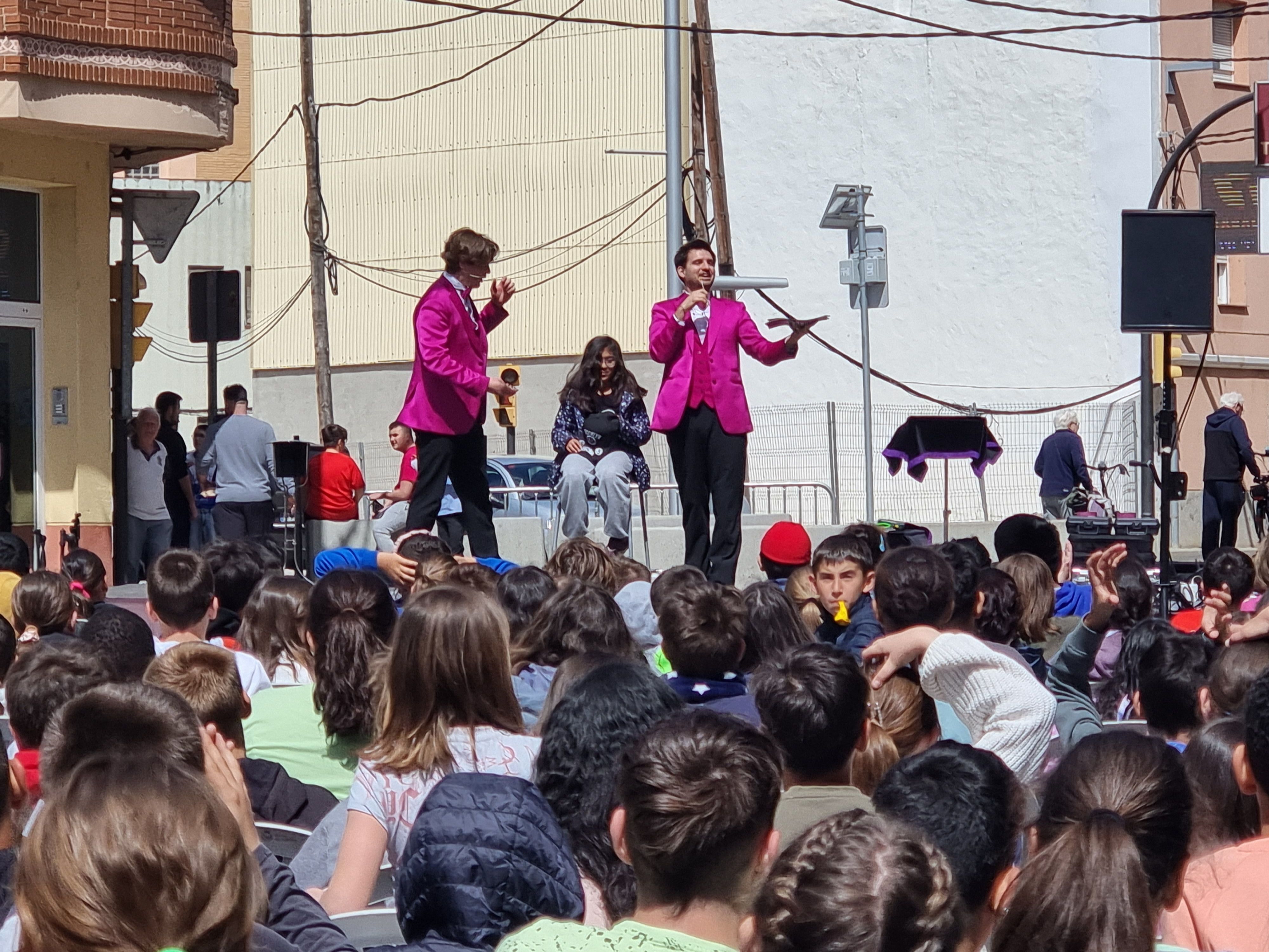 Els alumnes de Roquetes participen en el teatre al carrer Major de Roquetes