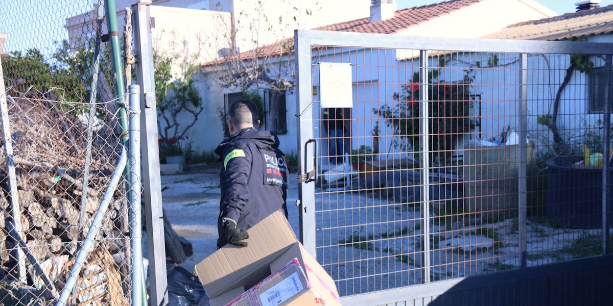 Imatge de l'entrada dels Mossos d'Esquadra en un dels domicilis investigats, a Deltebre