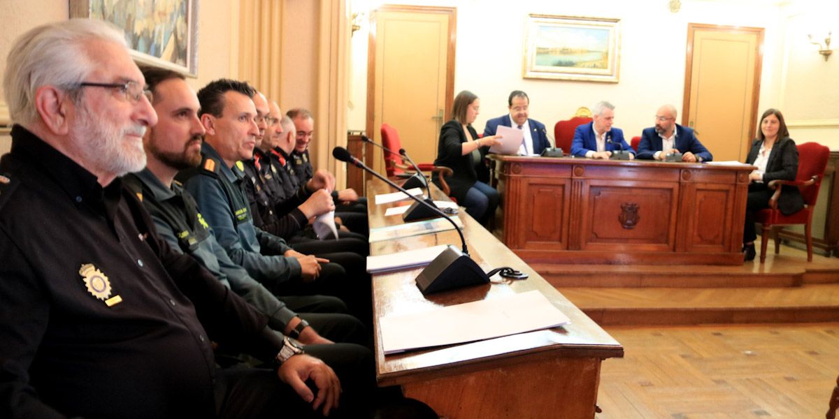 Representants dels cossos policials en la junta de seguretat local d'Amposta, amb el conseller d'Interior, Joan Ignasi Elena