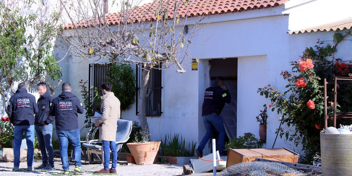 Agents dels Mossos i la comitiva judicial a l'exterior de la casa amb una plantació de marihuana escorcollada a Deltebre