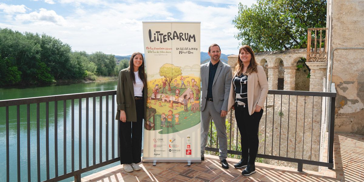 L'alcalde de Móra d'Ebre, Rubén Biarnés, acompanyat de les responsables de les responsables de la 17a edició de Litterarum i la 21a Fira del Llibre Ebrenc en la presentació de la cita literària ebrenc