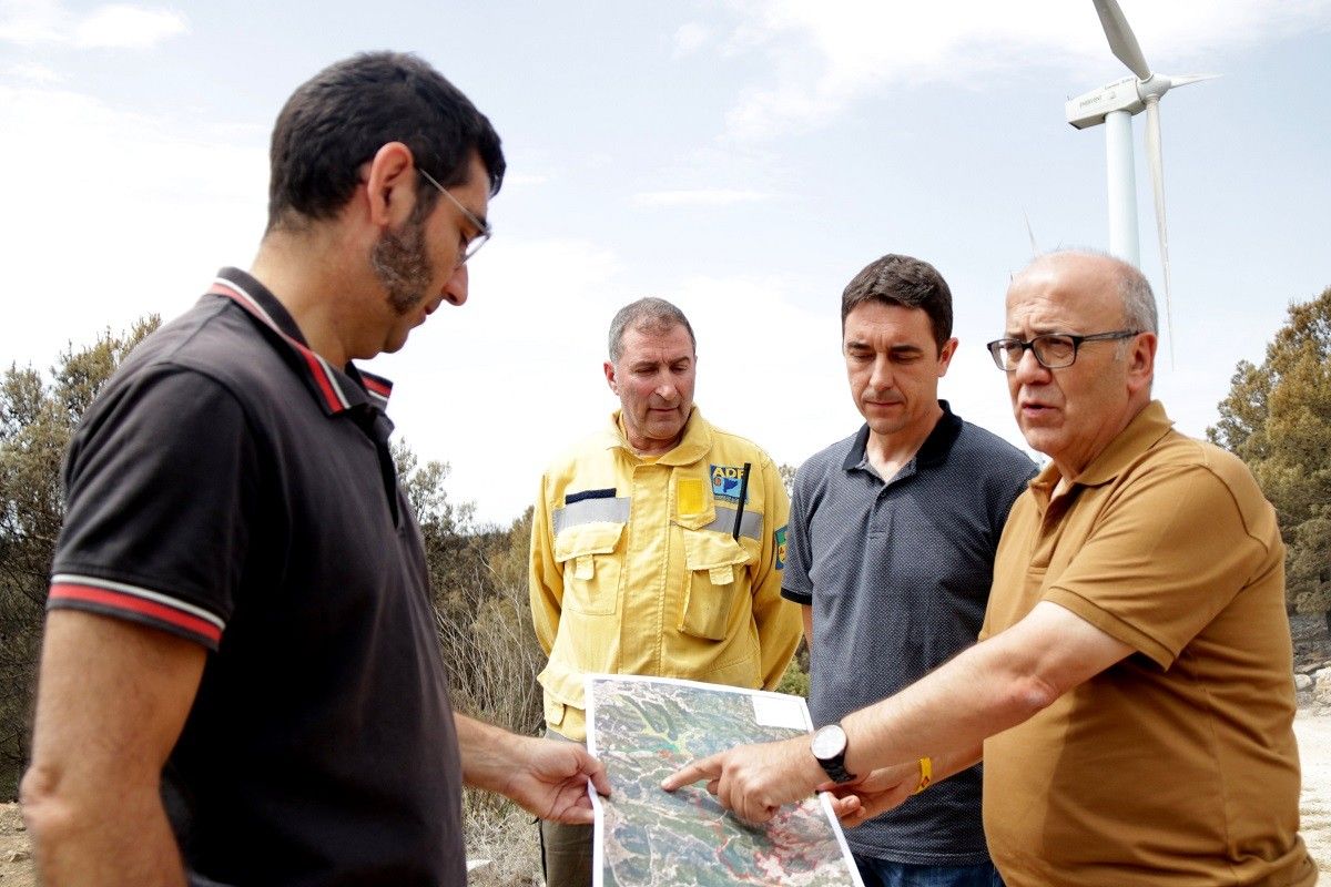 El subdirector general de Boscos, Enric Vadell, al centre, visitant la zona afectada per l'incendi amb tècnics del Departament d'Agricultura, el director territorial i el responsable de l'ADF.