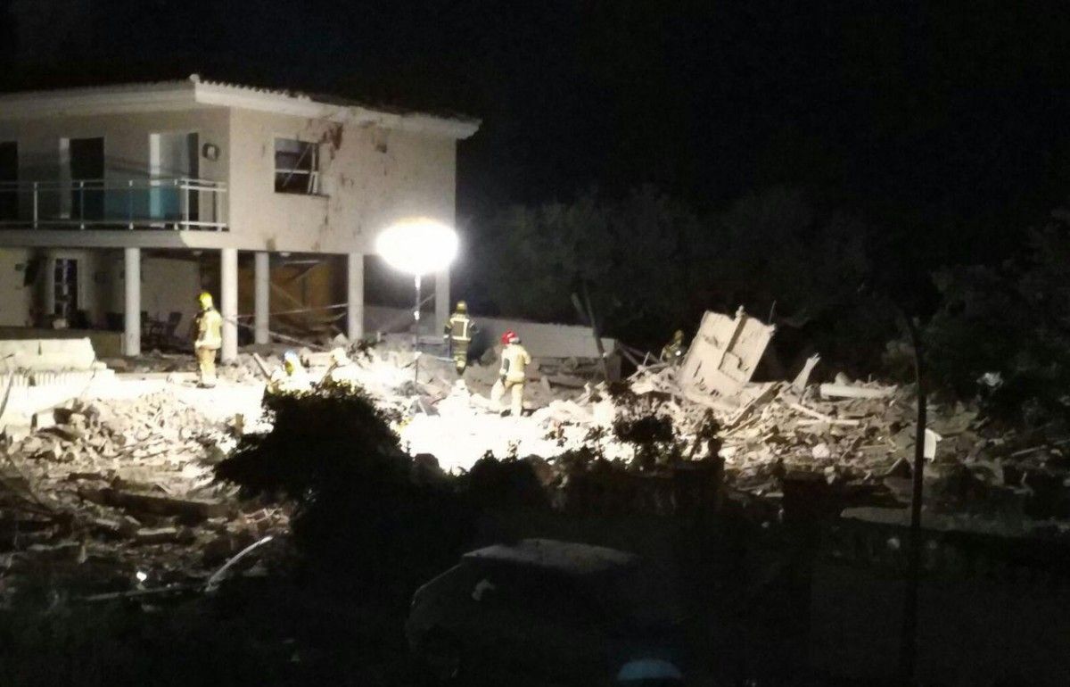 La casa on es va produir l'explosió este dimecres a la nit, totalment ensorrada.