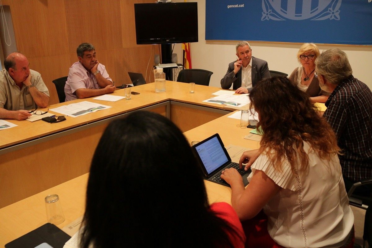 Reunió de la comissió de seguiment de la mosca negra a la delegació del Govern a les Terres de l'Ebre, amb el delegat del Govern a les Terres de l'Ebre, Xavier Pallarpès, al centre.