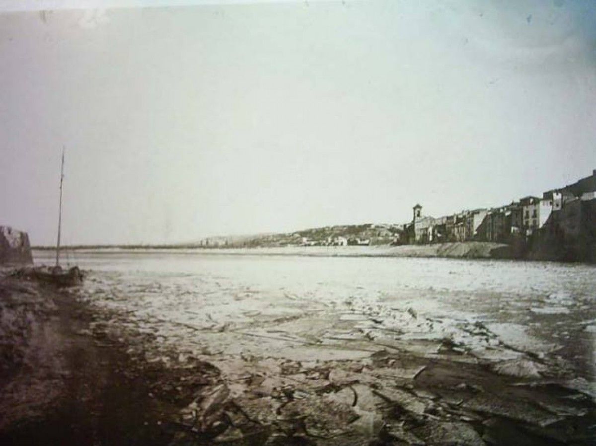 Imatge del riu Ebre pràcticament congelat, de banda a banda, al seu pas per Tortosa el 18/01/1891