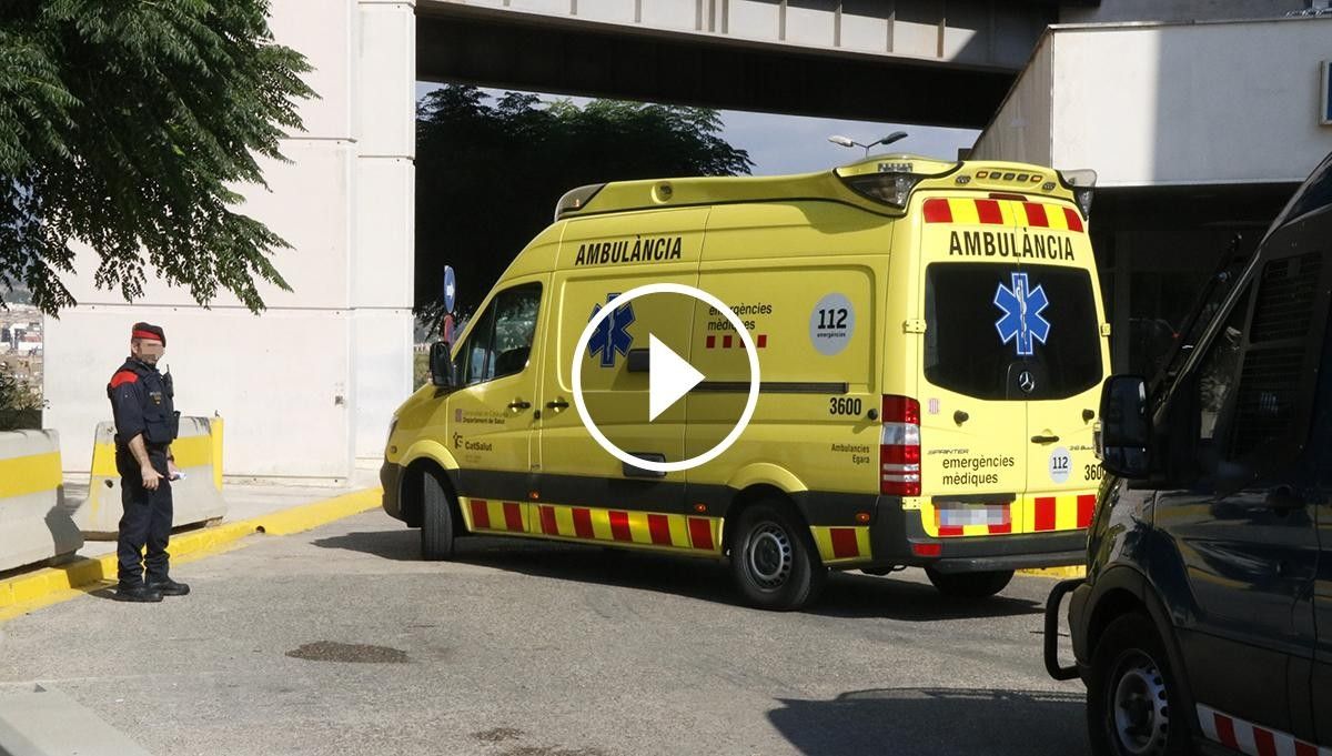 Pla general de l'ambulància que ha traslladat Mohamed Houli Chemlal, sortint de l'hospital de Tortosa en direcció a Barcelona.