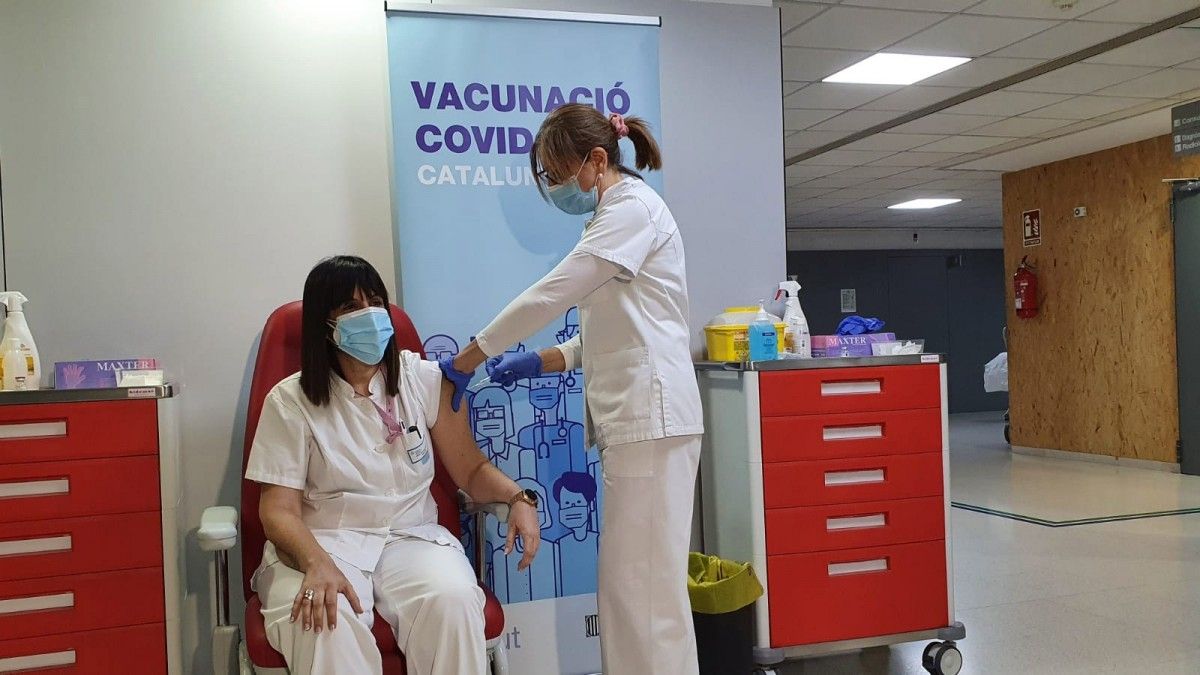 Anna Deosdad, la primera infermera vacunada a l'Hospital Comarcal d'Amposta amb les dosis de la Moderna de tot el territori