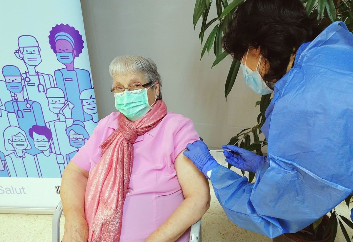 La primera usuària a rebre la segona dosi de la vacuna ha estat Antònia Sedó, de 93 anys.