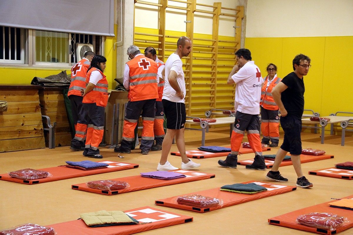 L'aula esportiva de l'escola Enric Grau Fontseré de Flix amb els voluntaris de Creu Roja