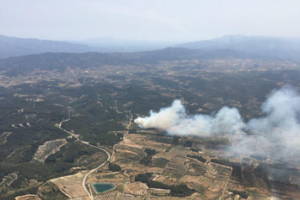 Imatges aèries de l'incendi iniciat a la Fatarella este dijous.