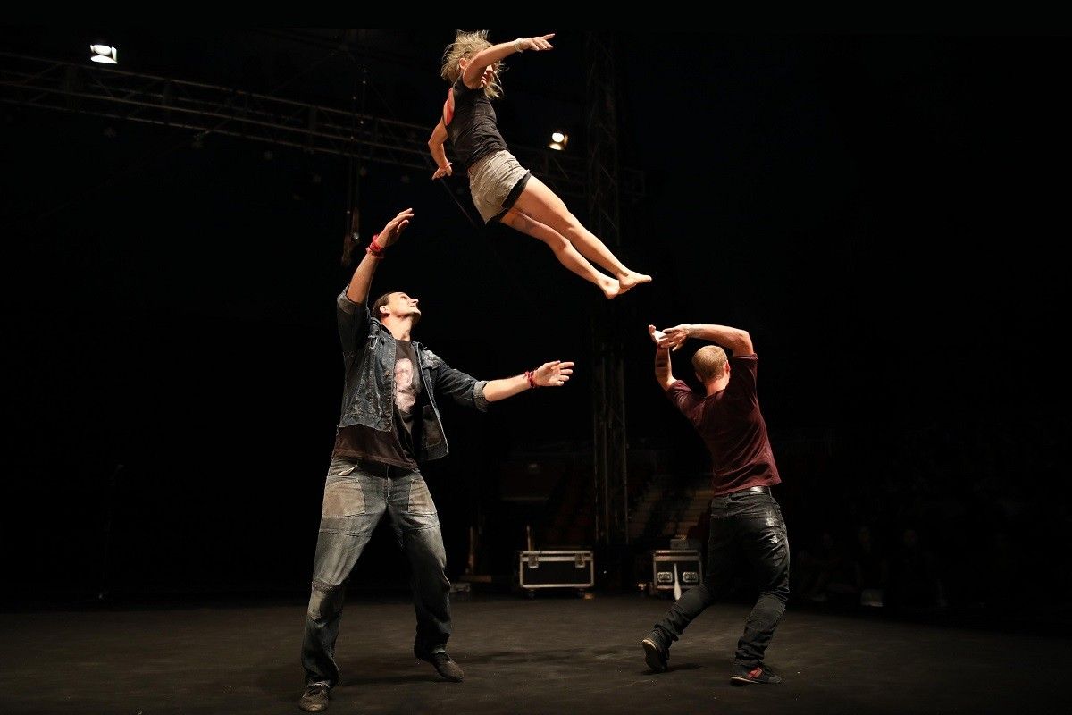 Tres artistes en la anterior edició del Deltebre Dansa, al juliol del 2018.