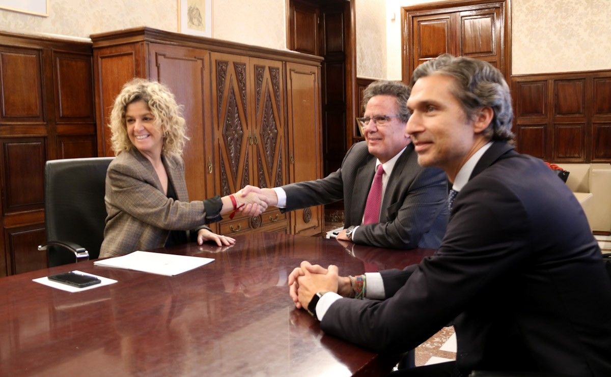 L'alcaldessa de Tortosa, Meritxell Roigé, simbolitza l'acord de compravenda dels terrenys del Camí de Roquetes amb una encaixada de mans amb el president de la Sareb, Javier Torres  