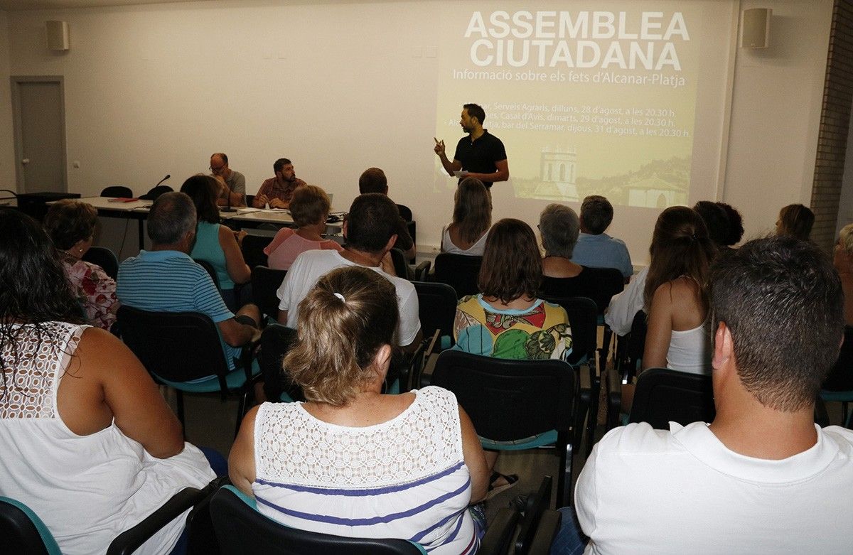 Pla general de l'assemblea informativa als serveis agraris d'Alcanar, amb el regidor de Participació Ciutadana d'Alcanar, Joan Roig, explicant el seu funcionament.