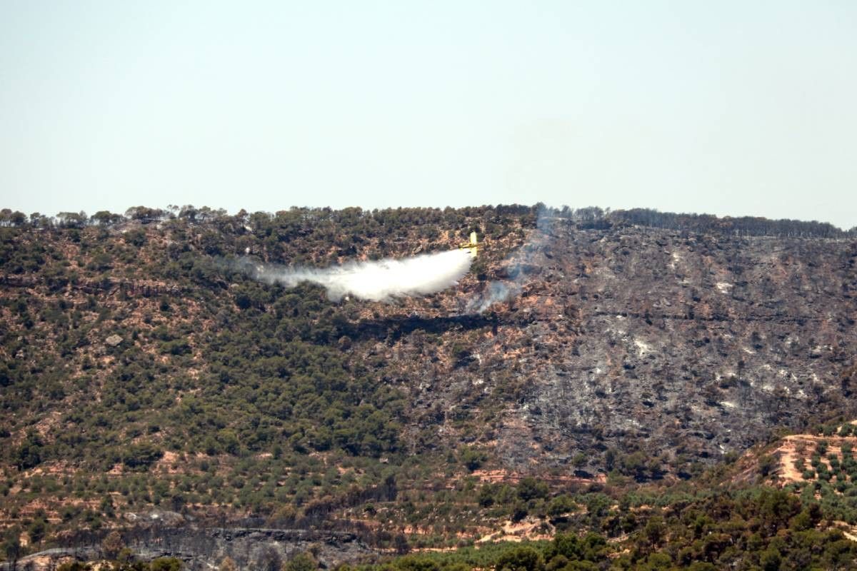 Un helicòpter intentant apagar el foc