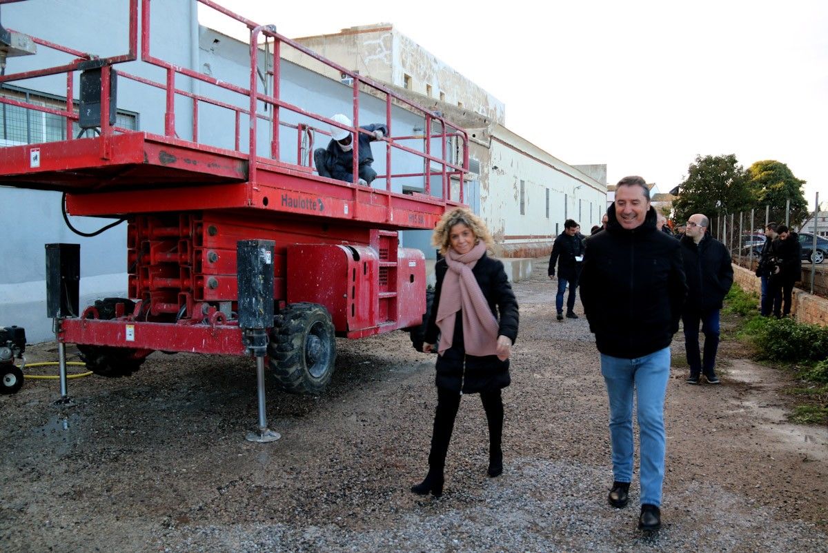 L'alcaldessa de Tortosa, Meritxell Roigé, i el regidor Domingo Tomàs, visitant les obres de reforma de l'antiga fàbrica Indo que serà el nou centre cultural i social Joan Moreira  