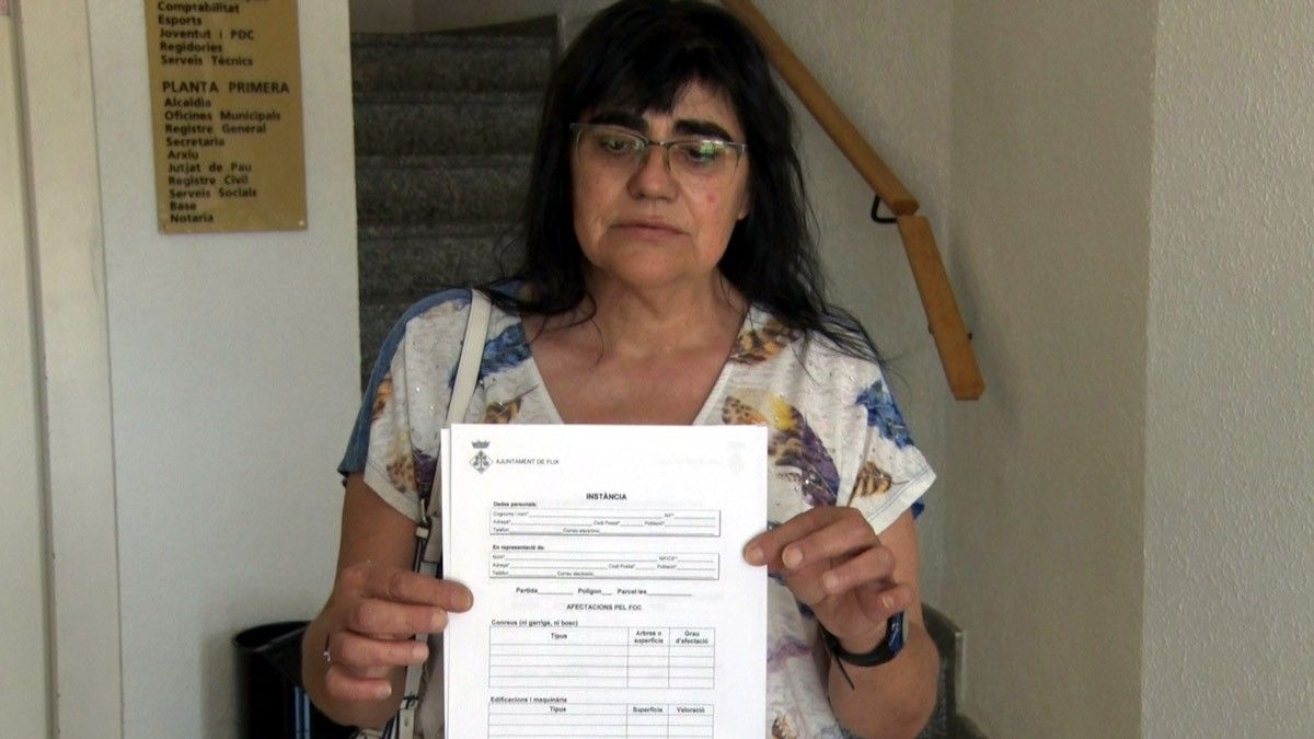 La sra Rosa Piñol amb el formulari de danys que facilita l'Ajuntament de Flix