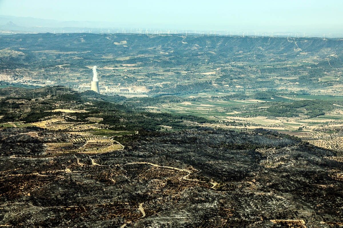 Vista aèria de la zona cremada per l'incendi de la Ribera d'Ebre
