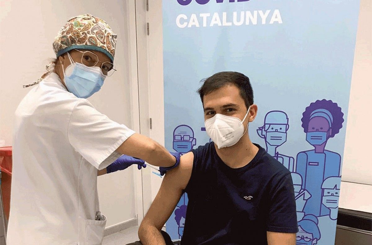 L’estudiant de Medicina de la URV Pau Oleguer, en el moment de rebre la vacuna contra el coronavirus.