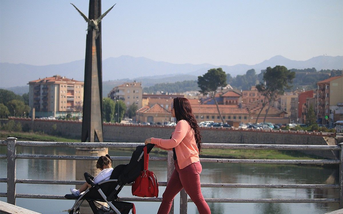 Una dona i una nena passejant per davant del monument franquista, aquest dissabte