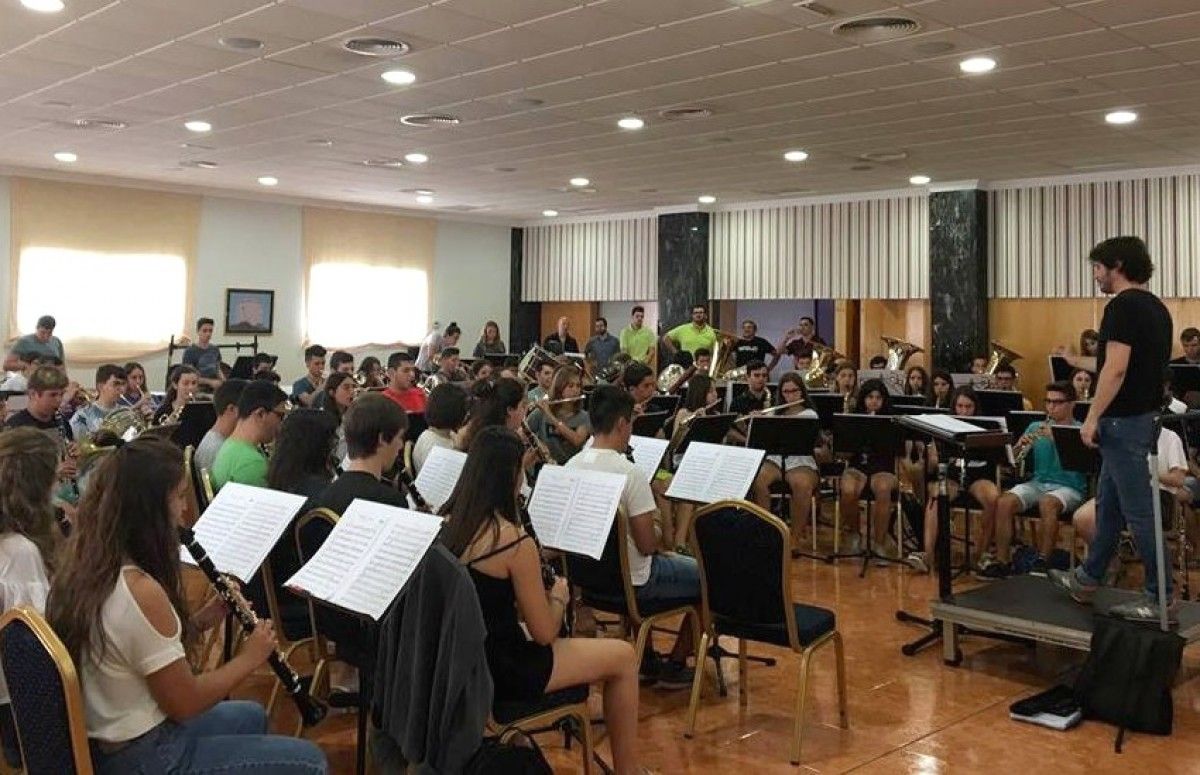 La Banda Simfònica de la Diputació de Tarragona està formada per alumnes de vent, percussió, corda i piano dels tres conservatoris de la Diputació amb edats compreses entre els 12 i els 18 anys