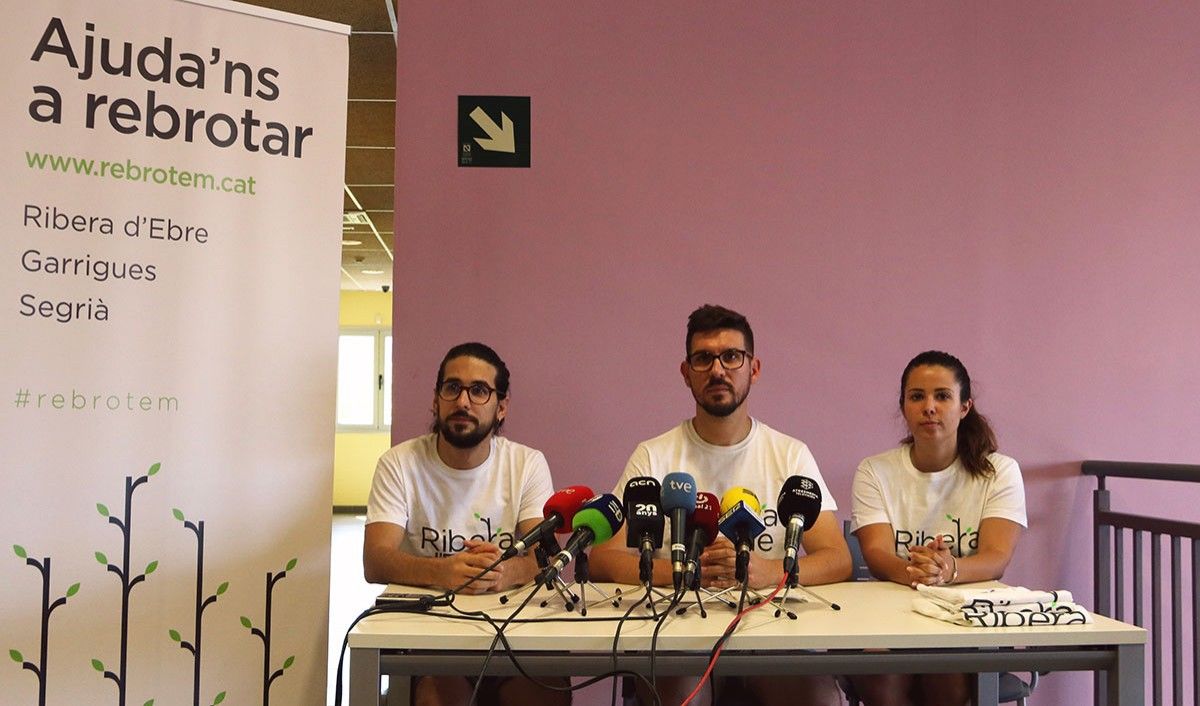 Membres de la plataforma Rebrotem en la roda de premsa en què han presentat una campanya de crowfunding per recaptar diners pels afectats de l'incendi de la Ribera d'Ebre. 