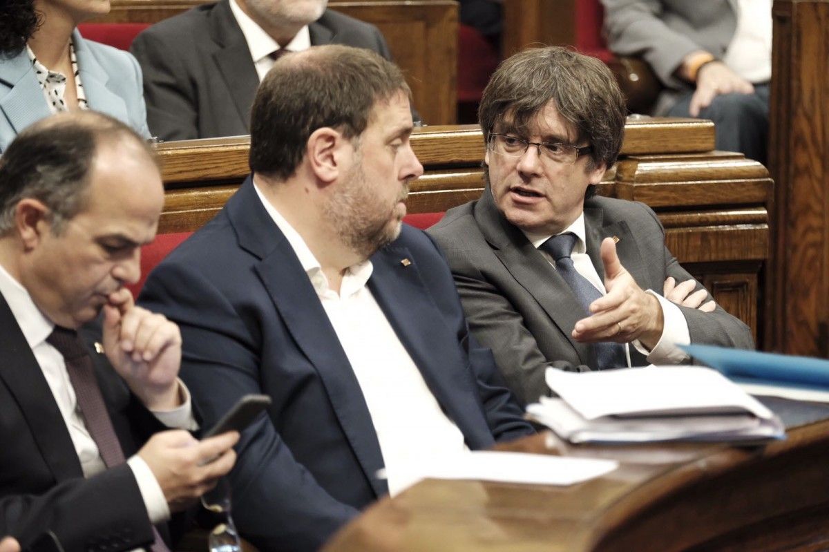 El president de la Generalitat, Carles Puigdemont, amb el vicepresident, Oriol Junqueras