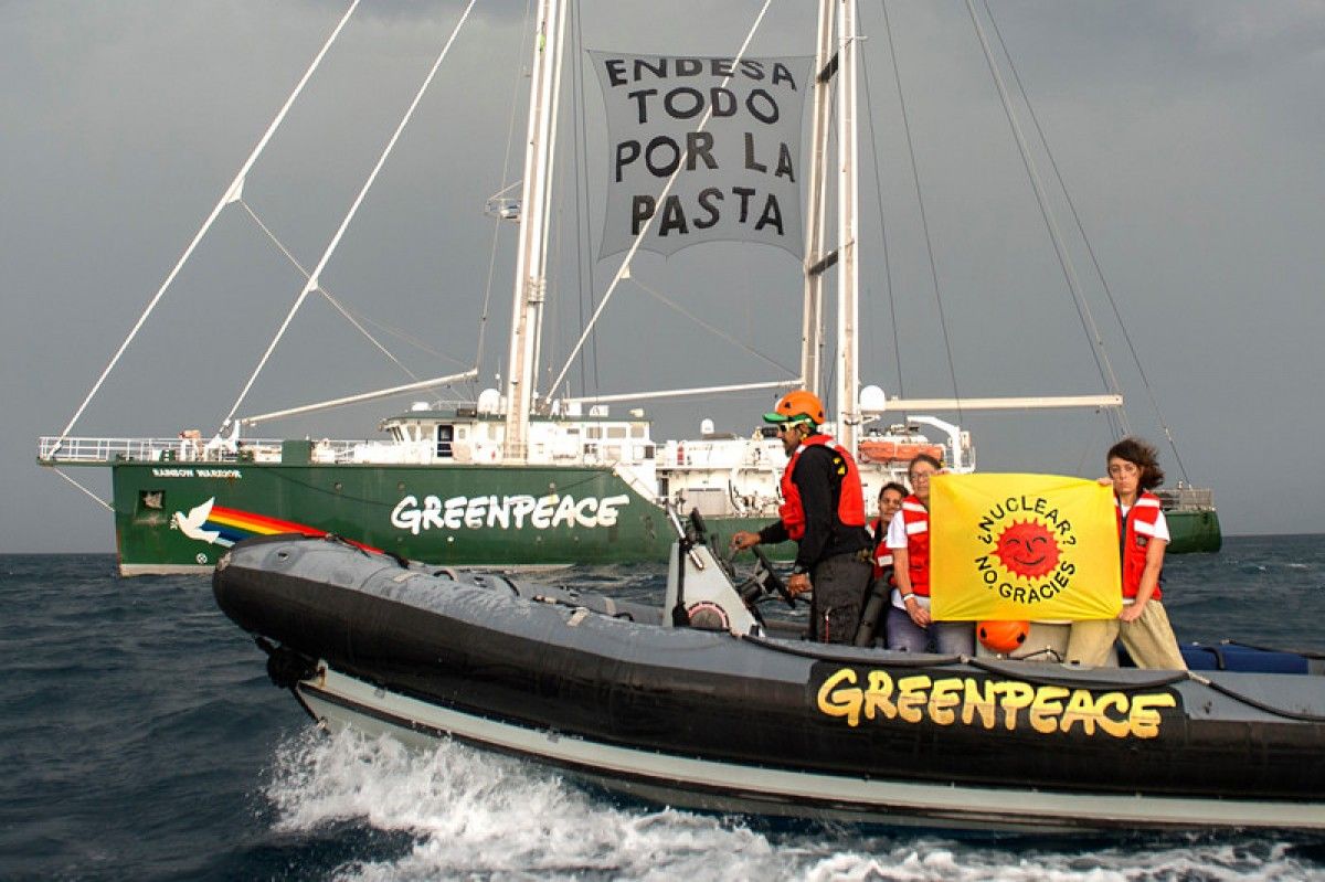Vaixell de Greenpeace enfront de la nuclear de Vandellòs durant la protesta d'avui