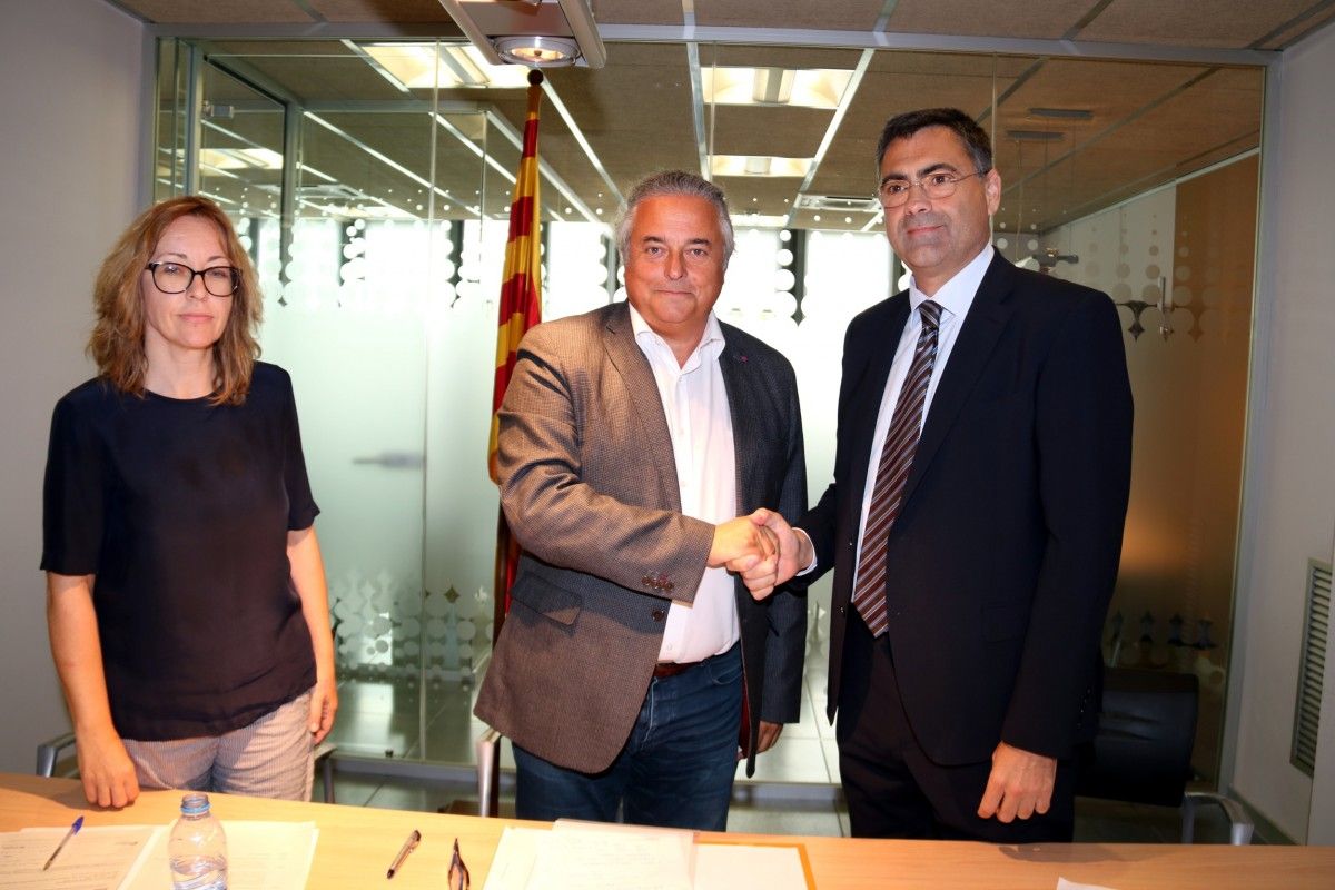 El president de FGC, Enric Tico, celebrant l'acord amb el conseller delegat d'autobusos Hife, José María Chavarría