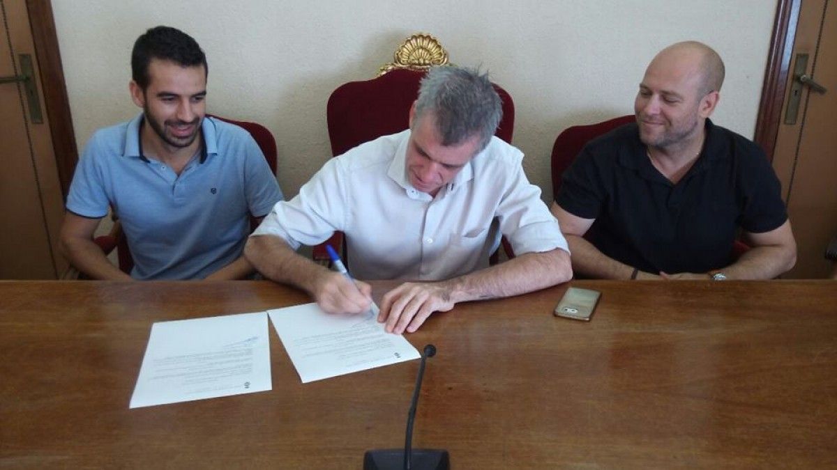 L'alcalde d'Amposta, Adam Tomàs, signant el decret en suport al referèndum