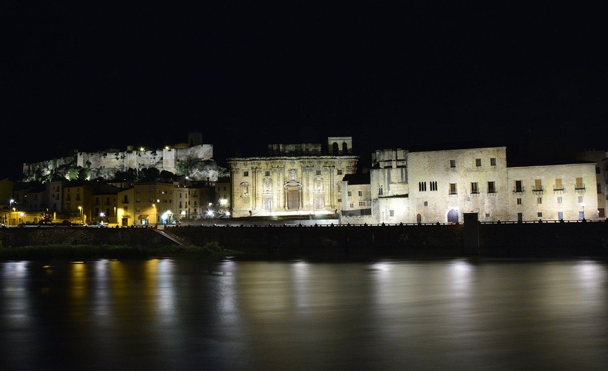 Vista nocturna de la ciutat de Tortosa des de Ferreries.